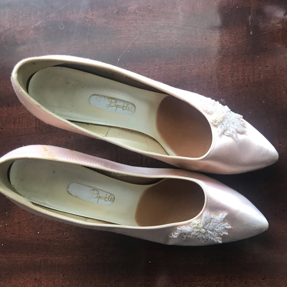 Dyables vintage white beaded satin heels in size 9